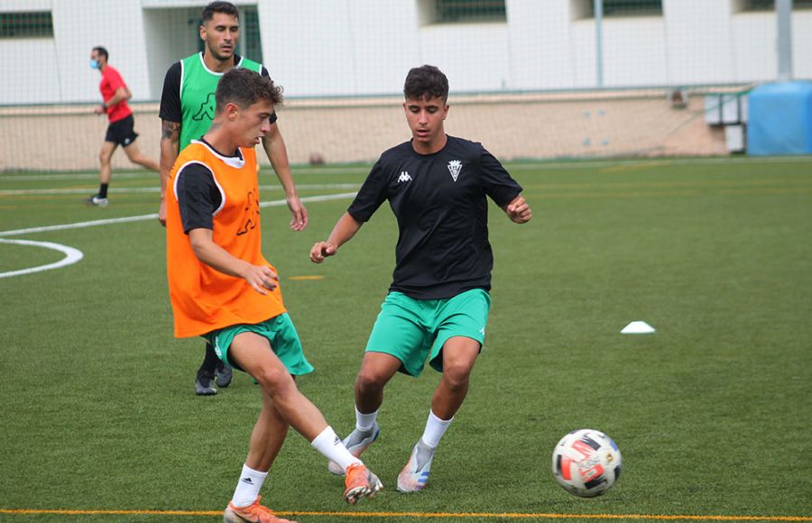 Pablo Mingo golpea el balón ante Diego José Domínguez. 