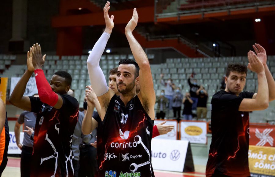 Alo Marín aplaude a la afición en un partido en Gijón. 