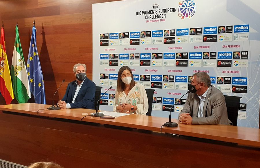 Antonio de Torres, la alcaldesa Patricia Cavada y Miguel Andreu, en la presentación del Europeo en el Ayuntamiento isleño. 