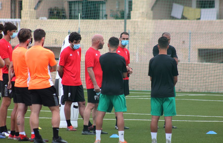 Nacho Castro se dirige a los jugadores en un entrenamiento. 