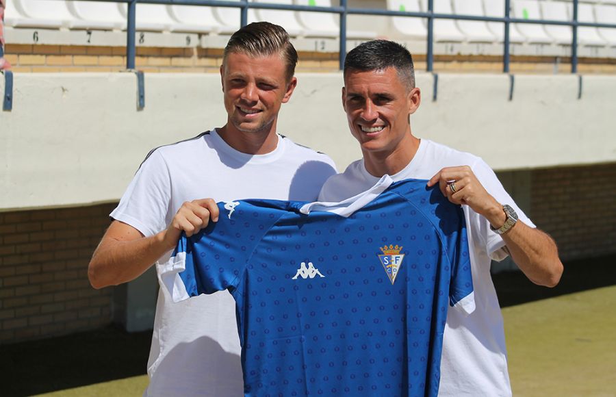 Fabio Eguelfi y Juanmi Callejón con la nueva camiseta azulina. 