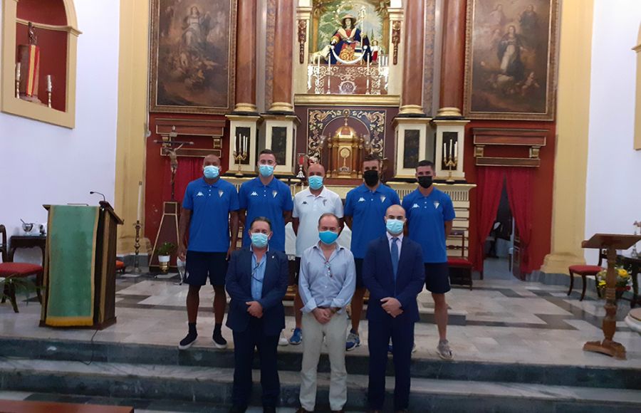 Biabiany, Juan Rodríguez, Nacho Castro, Francis Ferrón, Juanmi Callejón, el delegado Lele y Louis Kinziger junto al hermano mayor de la Divina Pastora. 