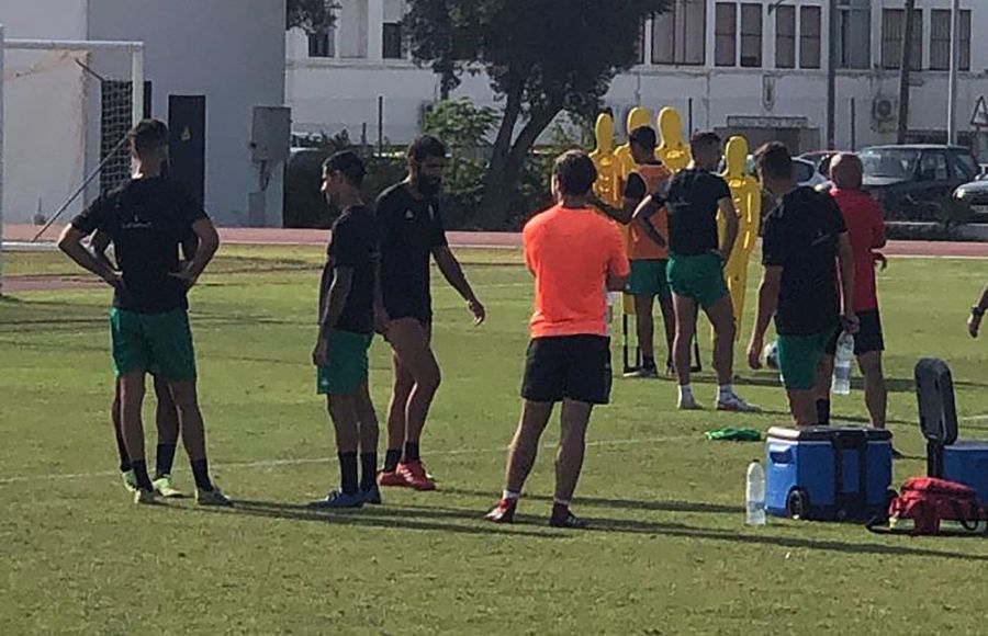 Marti Crespi, con barba, en un entrenamiento del San Fernando CD en la Junta de Deportes. 