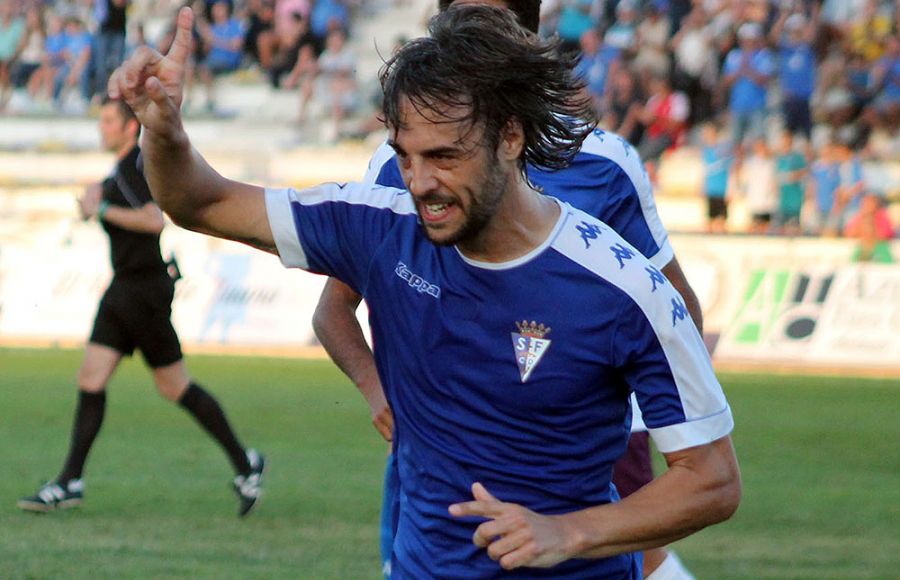 Lolo Guerrero celebra su primer gol con el San Fernando CD, que fue frente al Jumilla en la temporada 17-18 en Bahía Sur.