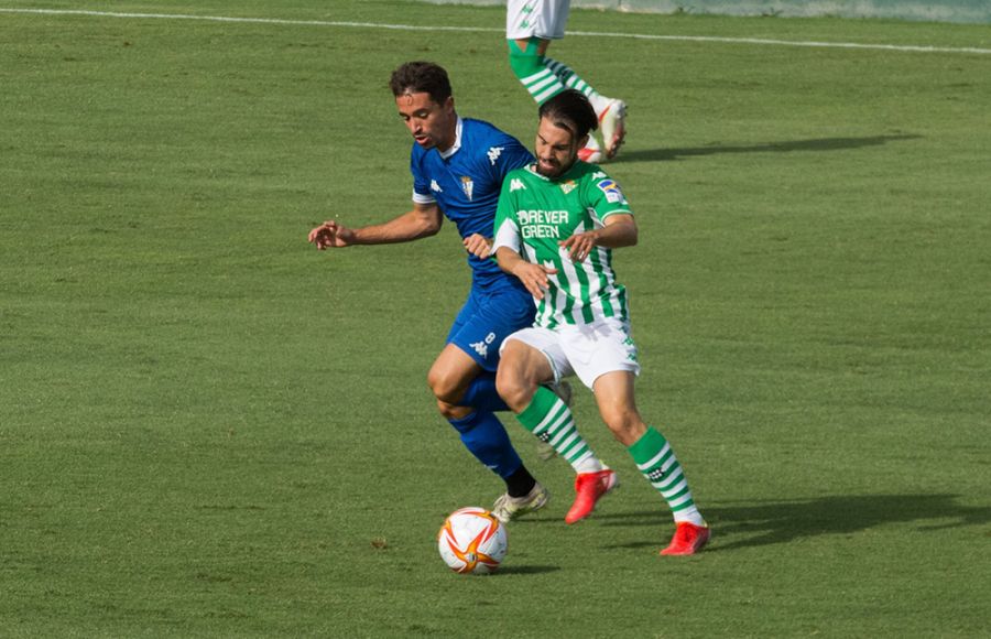 Sergio Cortés forcejea con un jugador del Betis Deportivo. 