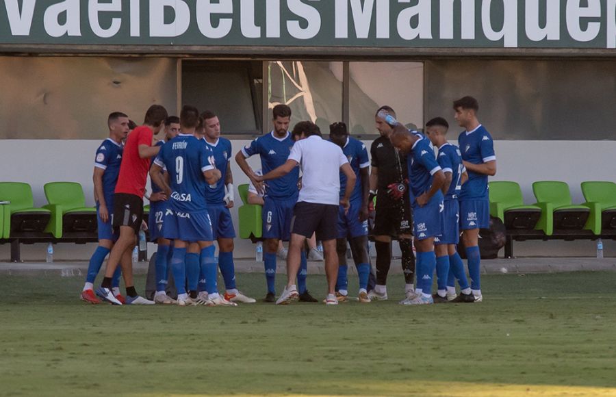 Narcis Barrera se dirige a los jugadores en una pausa. 