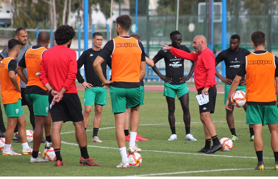 Nacho Castro se dirige a sus jugadores en el entrenamiento del pasado jueves en el campo de la Junta de Deportes. 