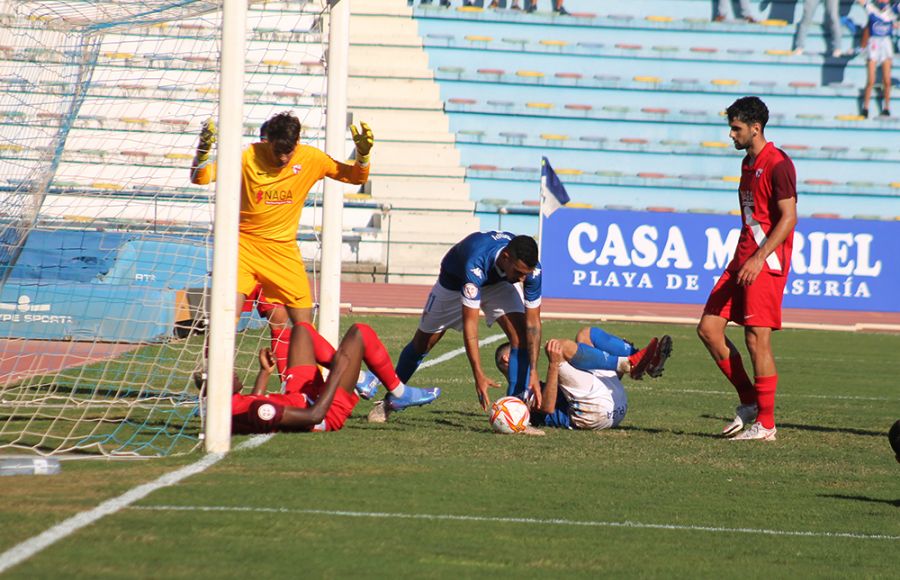 Dopi recoge el balón para sacar rápidamente de centro y el meta Javi Díaz recrimina a Kibamba tras su autogol. 