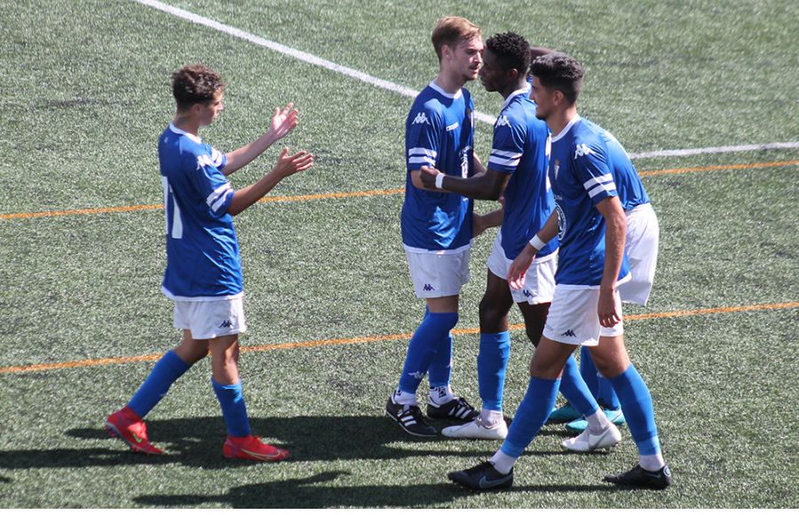 Isaac Udoh es felicitado por sus compañeros tras su gol. 