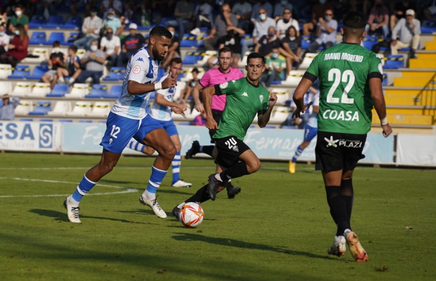 El delantero del Alcoyano Mourad conduce el balón ante los azulinos Bicho y Manu Moreno. 