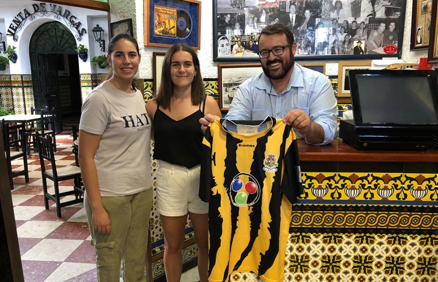 María del Carmen Sainz de la Maza y Marta Fernández, del GE Bazán, junto a Lolo Picardo, de la Venta de Vargas y uno de los patrocinadores del equipo femenino.