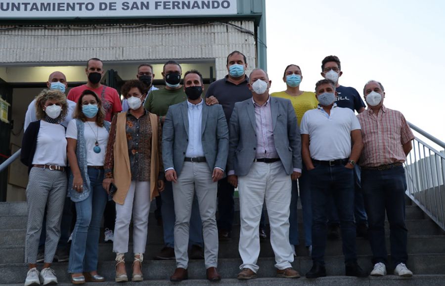 Los concejales Antonio Rojas y Francis Posada junto a miembros del Patronato de Deportes.