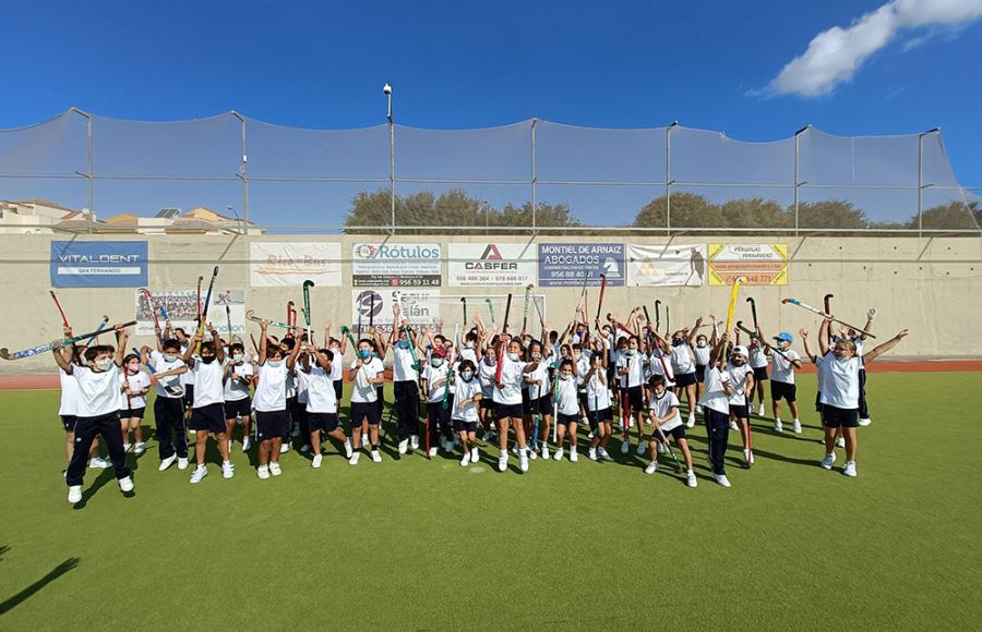 Los alumnos del colegio Compañía de María en el campo Pablo Negre.