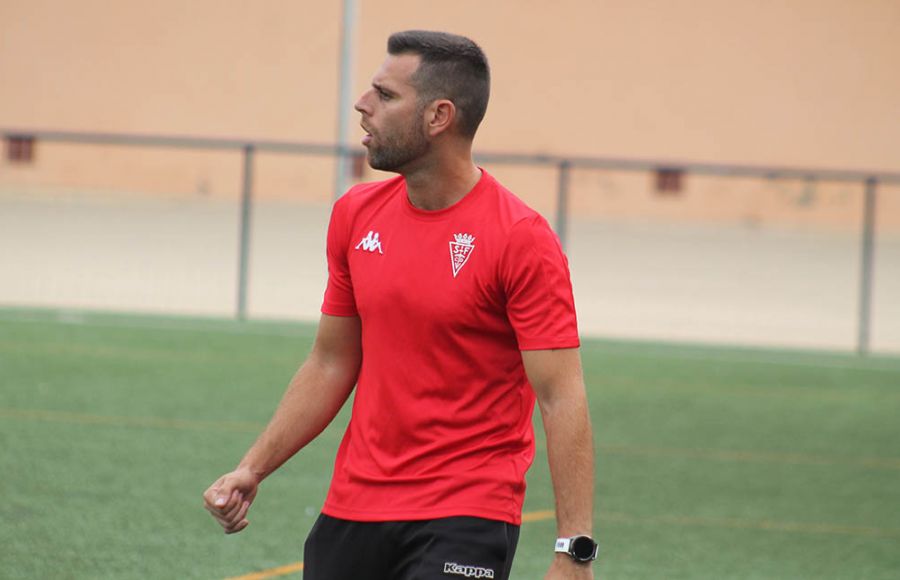 Álex Velázquez, técnico del infantil A del San Fernando CD, durante el partido del pasado sábado ante el Siempre Alegres.