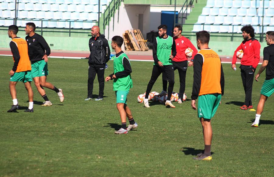 El entrenador del San Fernando CD Nacho Castro, en el entrenamiento de este jueves en la Junta de Deportes.