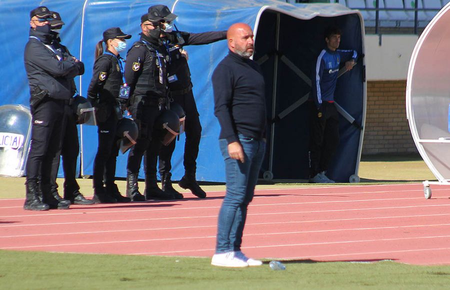 Nacho Castro sigue atento el desarrollo del partido. 