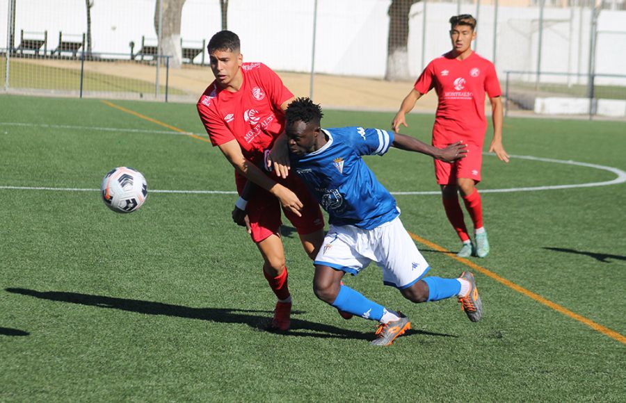 Elijah Opaleye, del filial del San Fernando CD, forcejea con un rival. 