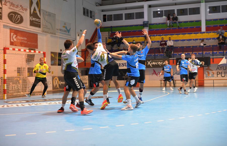 El Balonmano San Fernando pagó caro su mal final en Puente Genil.