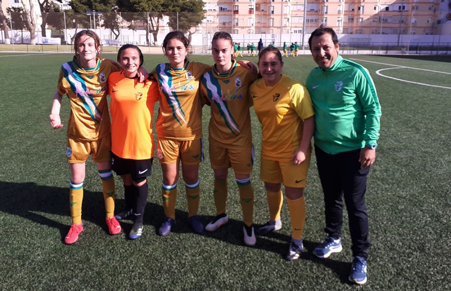 Adriana García, Paula Guerrero, Nazaret Merino, Lucía Atencia (Cádiz sub15), Mireya del Carmen Pereira (Cádiz sub17) y el seleccionador sub15 Juan Carlos Lucas son los seis isleños que participan en el Campeonato de Andalucía.