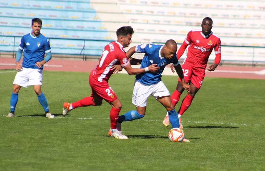 Biabiany y Sergio Cortés, al fondo, volverán a ocupar la banda derecha del San Fernando CD ante el Atlético Sanluqueño.