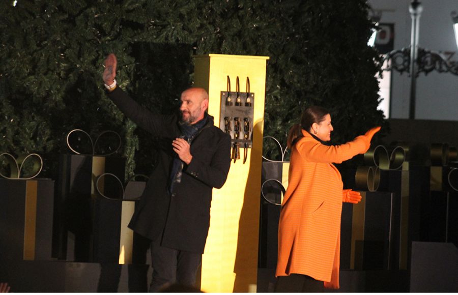 Monchi y la alcaldesa Patricia Cavada saludan a sus paisanos antes del encendido del alumbrado navideño. 