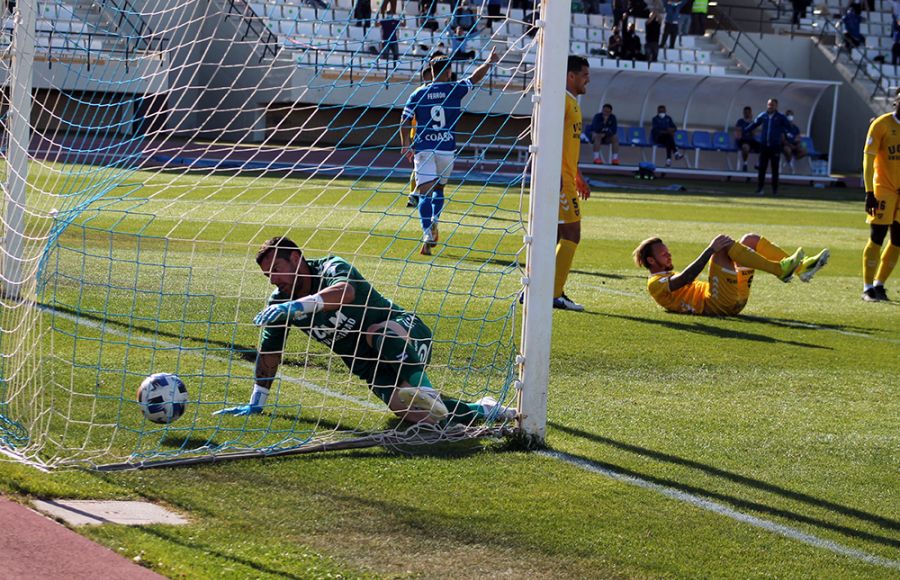 Francis Ferrón, ante la desolación del meta Biel Ribas, festeja el primero de los dos goles que le hizo al UCAM Murcia en la pasada temporada. 