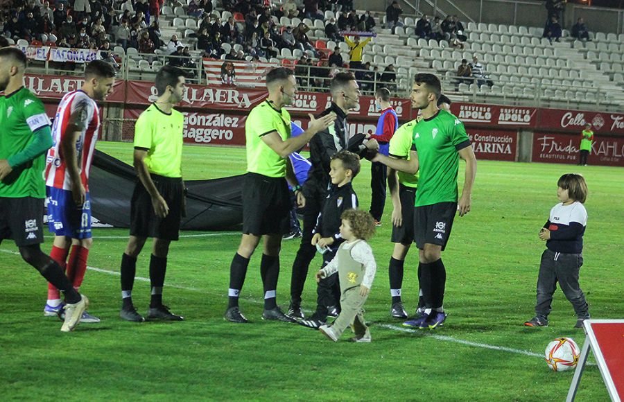 Luis Ruiz saluda al equipo arbitral el sábado en Algeciras, acompañado por dos hijos y un sobrino de Francis Ferrón.