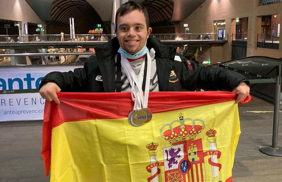 Antonio Olmo luce orgulloso las tres medallas conseguidas en el Mundial.