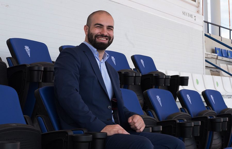 Louis Kinziger posa sonriente en el palco del estadio Bahía Sur. 