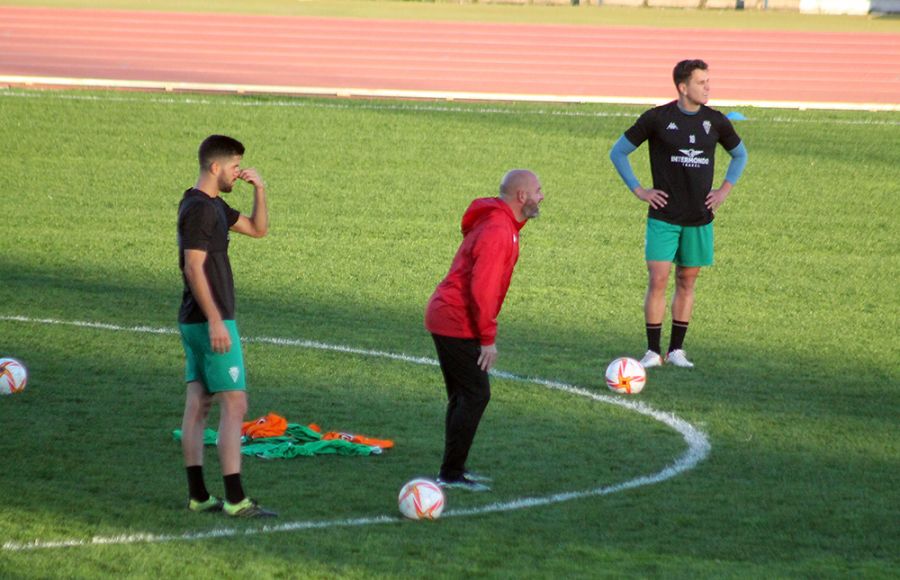 Antonio Caballero, a la derecha, junto a Marc Carbó y Nacho Castro en el entrenamiento vespertino de este martes en el estadio Bahía Sur. 