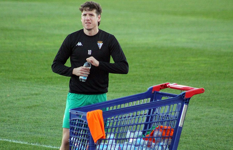 Rodrigo Sanz se dispone a refrescarse al final del entrenamiento.