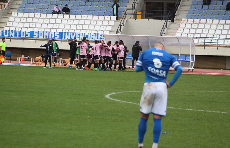 Francis Ferrón, desolado y al fondo los jugadores del Marino de Tenerife celebran el triunfo de hace un año en Bahía Sur. 