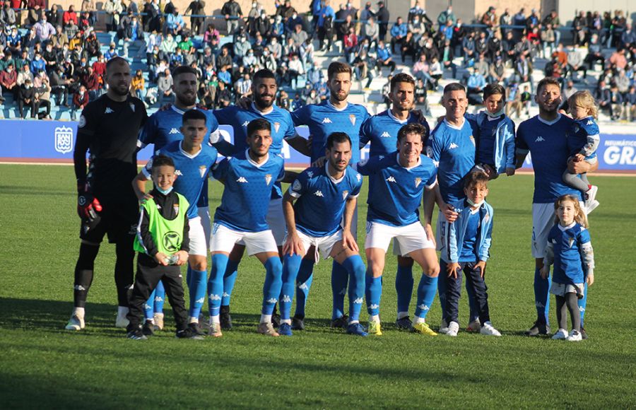 El once del San Fernando CD ante el Costa Brava. Arriba están José Perales, Ferrón, Martí Crespi, Marc Carbó, Luis Ruiz, Juanmi Callejón y Sergio Ayala. Agachados están Bicho, Calderón, Saúl González y Rodrigo Sanz.