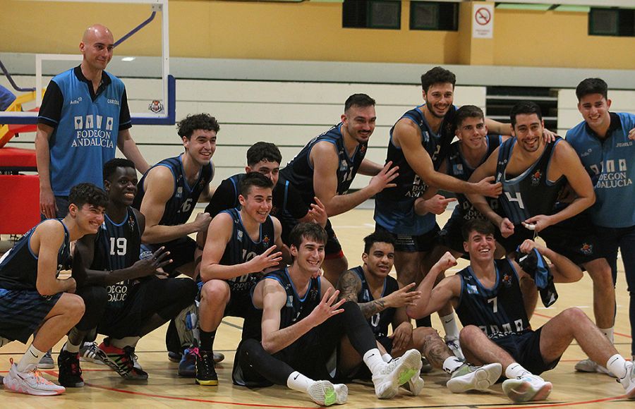 Los jugadores y técnicos del Cimbis celebran el gran triunfo. 