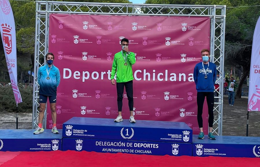 Luis Figueroa García-Cubillana, a la izquierda en el podio del Campeonato de Andalucía. 