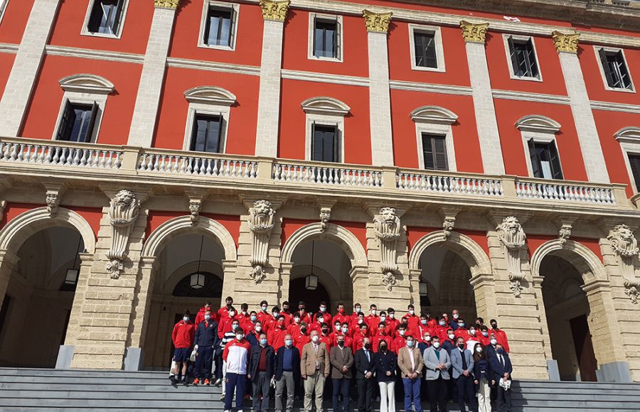 La selección española y las autoridades posaron en el atrio del Ayuntamiento isleño, que fue elogiado por todos. 