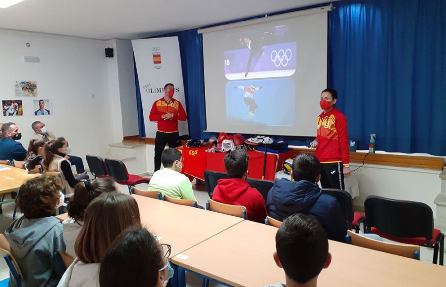 Carlos Gonz´ález y Muriel Bujalance se dirigen a los alumnos. 