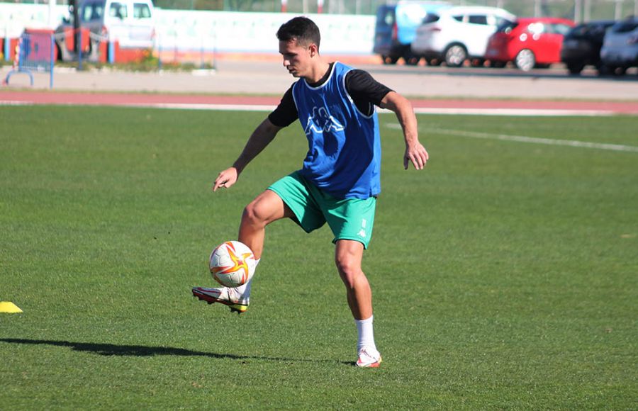 Jaime Santos controla el balón en su primer entrenamiento con el San Fernando CD, que ha sido este miércoles en la Junta de Deportes.