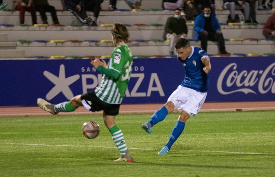 Este disparo de Juanmi Callejón le dio el triunfo al San Fernando Club Deportivo ante el Betis Deportivo en el estadio Bahía Sur. 