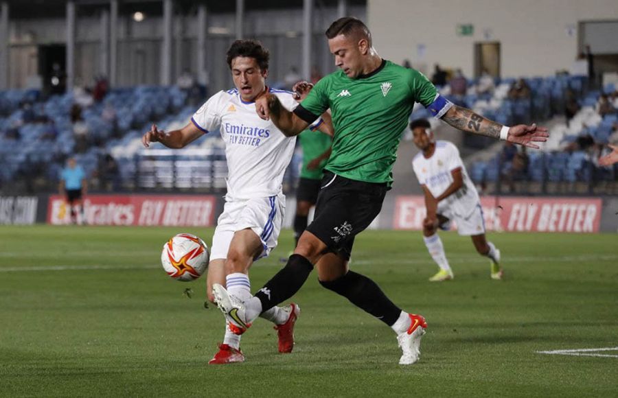 Juan Rodríguez y el madridista Carlos Dotor, en el partido de la primera vuelta. 