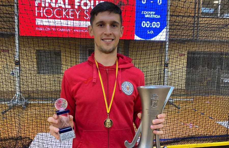 Juan Muñoz, con los trofeos al mejor jugador y de campeón de España. 