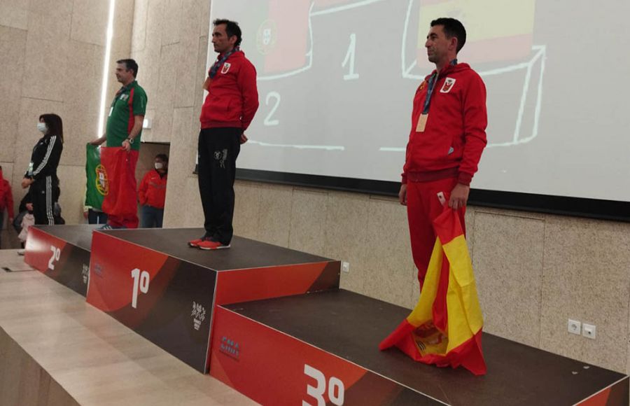 Raúl López, a la derecha, en el podio y portando la bandera española. 