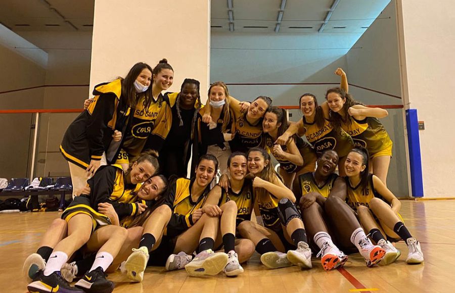 Las jugadoras de la SD Candray celebran el triunfo en Cádiz. 