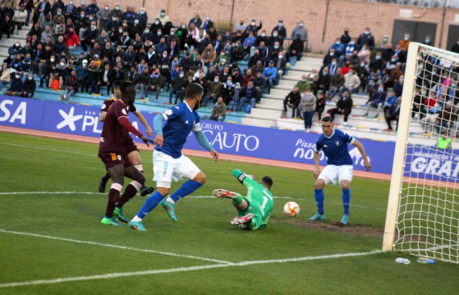 Juanmi Callejón se dispone a marcar el 1-0 del San Fernando Club Deportivo tras un magistral taconazo de Ferrón. 