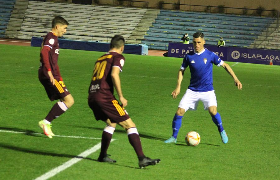 Juanmi Callejón encara a dos jugadores del Albacete. 