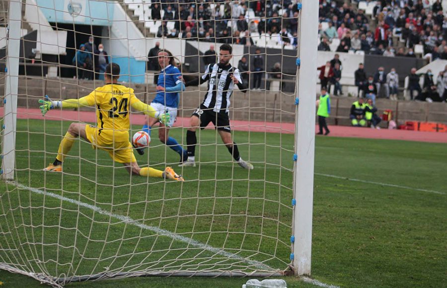 Pedro Benito marcó de esta forma el 0-2 del San Fernando CD. 