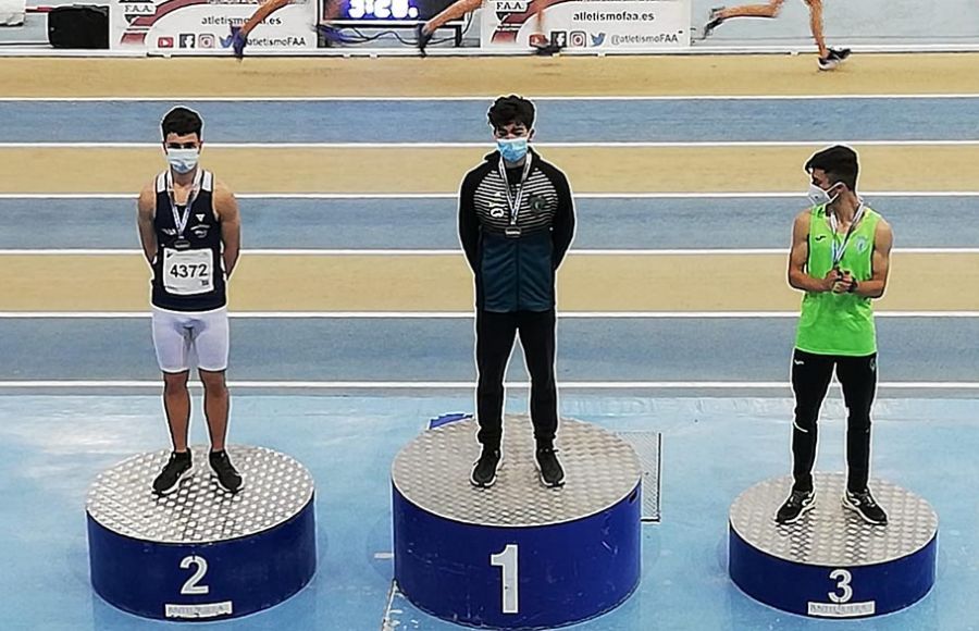 Rodo Romero, a la izquierda, en el podio del Campeonato de Andalucía sub16. 