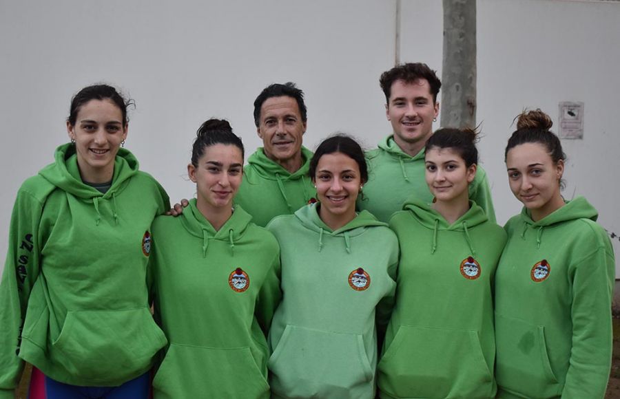 Los nadadores del CN San Fernando y el entrenador Pachi Arce. 