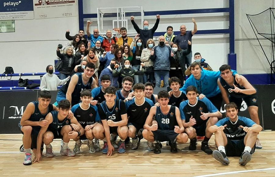 Los jugadores del Cimbis posaron con sus familiares al final del último partido. 