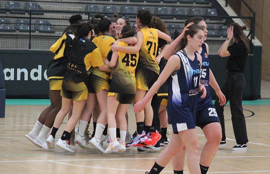 Las jugadoras de la SD Candray celebran la clasificación para semifinales ante la decepción del Adeba 2005. 